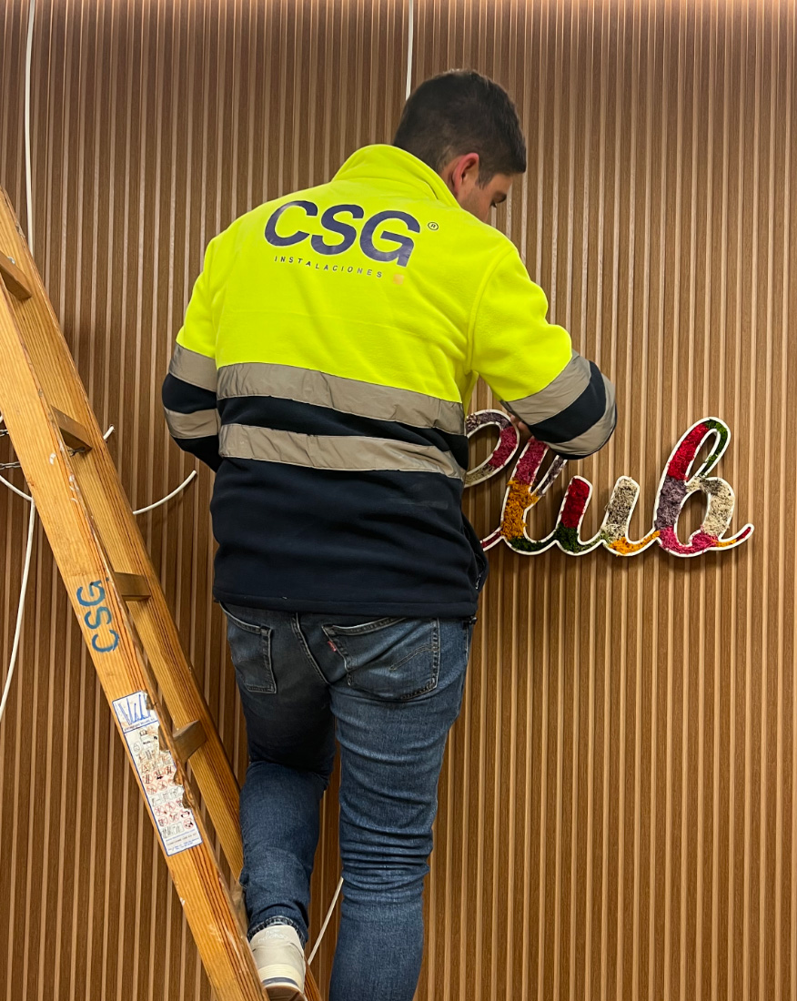 Electricista de CSG realizando una instalación eléctrica